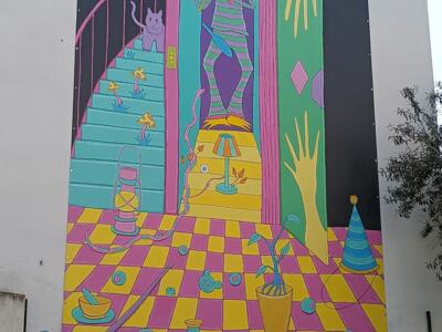 Intérieur psychédélique au chien musicien — Street art à Lisboa