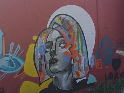 Visage aux cheveux d'éclaboussures — Street art à Berlin
