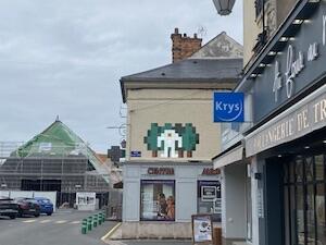 FTBL_09, Space Invader de la place du Marché — Street art de Invader à Milly-la-Forêt