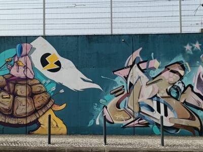 Tortue géante et porte-drapeau — Street art à Lisboa