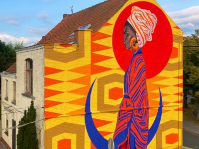 Femme au turban et croissant bleu — Street art de Lucy Lucy à Mons