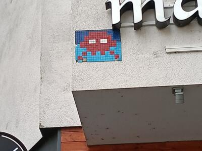 Red and blue Space Invader, Roonstraße — Street art by Invader in Köln