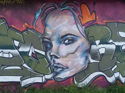 Visage féminin entre lettres olive — Street art à Sainte-Luce-sur-Loire