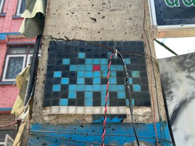 KAT_25, Space Invader de Thahity Jyatha Marg Kathmandu — Street art de Invader à Kathmandu