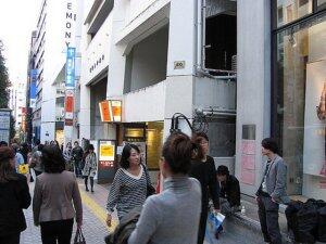 TK_18, Space Invader on Rue du Parc — Street art by Invader in Tokyo