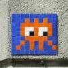 LIL_03, Space Invader bleu sur socle de pierre — Street art de Invader à Lille