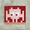 TLS_07, alien carmin sur rouge — Street art de Invader à Toulouse