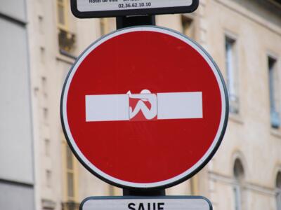 L'homme qui repousse les murs — Street art de Clet à Rennes
