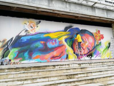 Le nouveau-né dans les mains de son père — Street art de Sêma Lao à Bourges