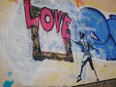 Le garçon écrit « Amour » — Street art à Rennes