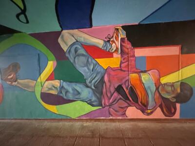 A man clutching a foot — Street art by Heol Art in Dinard