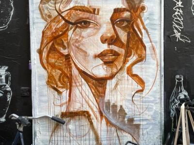 Portrait de femme aux tons rouille — Street art à Amsterdam