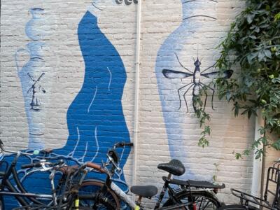 Vases, main et eau courante — Street art by Doris van Ladesteijn in Haarlem