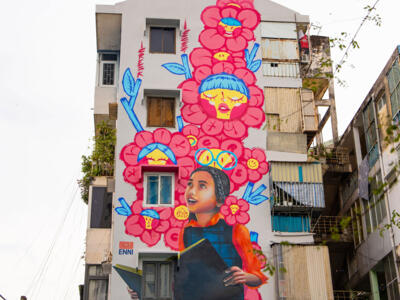 Fillette au livre et aux fleurs — Street art de ENNICOLOR à Ho Chi Minh City