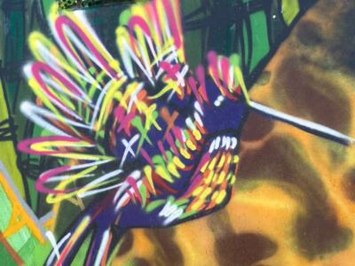 Hummingbird with neon feathers — Street art in Saint-Nazaire