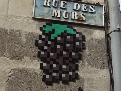 Blackberry on Rue des Murs — Street art by Mifamosa in Libourne