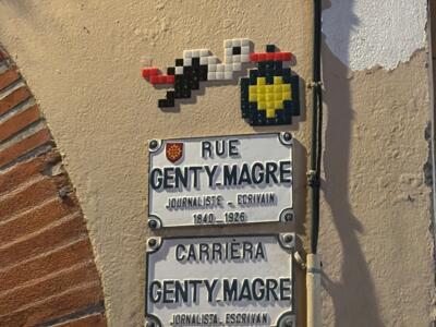 Cigogne au cœur jaune rue Genty-Magre — Street art de Stork Pixelart à Toulouse
