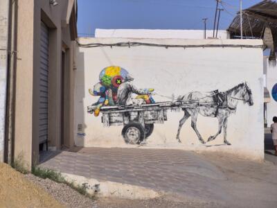 Charrette et poupée patchwork, par Dabro et Tinho — Street art de Dabro, Tinho à Erriadh