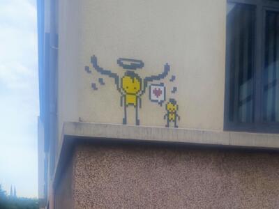 Ange pixel et son cœur rouge — Street art de Stork Pixelart à Strasbourg