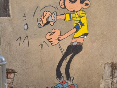 Gaston Lagaffe décapsule une bouteille — Street art à Clermont-Ferrand