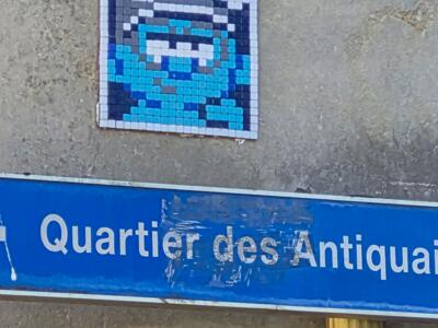 Visage bleu en mosaïque, quartier des Antiquaires — Street art à Dijon