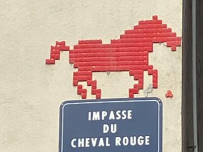 Cheval Rouge — Street art de Mifamosa à Orléans