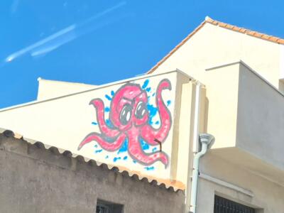 Pieuvre rose sur un pignon de Montredon — Street art à Marseille