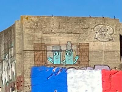Les Oides at the window, Le Croisic — Street art by Les Oides in Le Croisic