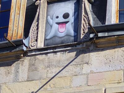 Fantôme émoji dans une lucarne — Street art à Dijon