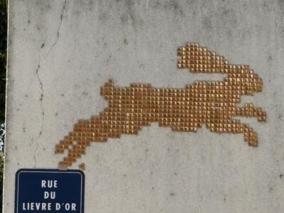 Le lièvre d'or en tesselles dorées — Street art de Mifamosa à Orléans