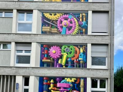 Wish Maker, la machinerie colorée — Street art de Leon Keer à Le Locle