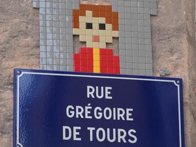 Grégoire entre ses deux tours — Street art de Mifamosa à Clermont-Ferrand