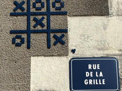 The Noughts-and-Crosses Grid — Street art by Mifamosa in Orléans