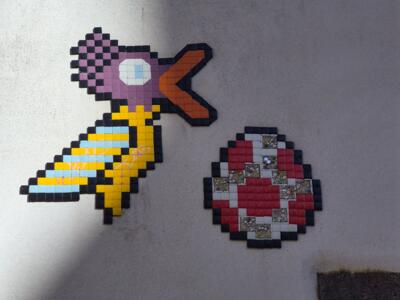 Oiseau au bec ouvert et œuf rouge — Street art à Clermont-Ferrand