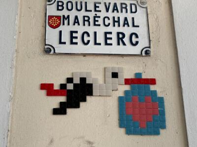 Cigogne sous la plaque du boulevard Maréchal Leclerc — Street art de Stork Pixelart à Toulouse