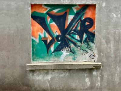 Lettrage noir dans une fenêtre murée — Street art à Plouguiel