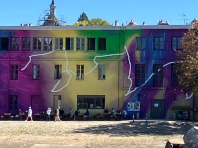 Façade en dégradé et trait blanc, quai Tabarly — Street art à Vannes