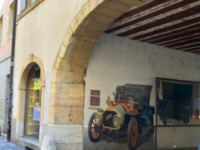 Automobile ancienne sous l'arcade — Street art à Neuchâtel
