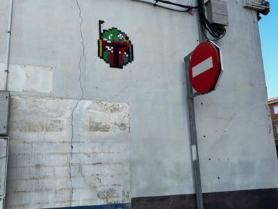 Casque mandalorien en mosaïque — Street art de Astro Boy à Beniarbeig