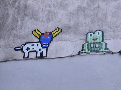 Vache Goldorak et grenouille en mosaïque — Street art à Clermont-Ferrand