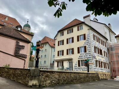 Mur de portraits collés de la rue de la Ronde — Street art à La Chaux-de-Fonds