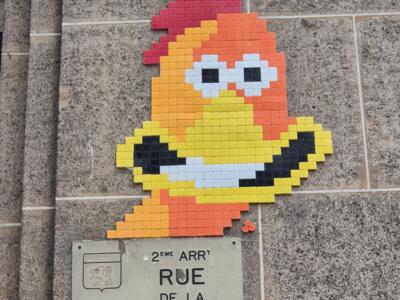 Grinning rooster of Rue de la Poulaillerie — Street art by Mifamosa in Lyon