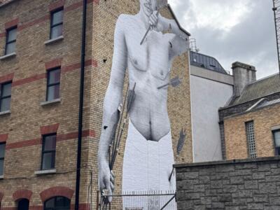 SEEN, l'homme criblé de flèches — Street art de Joe Caslin à Dublin