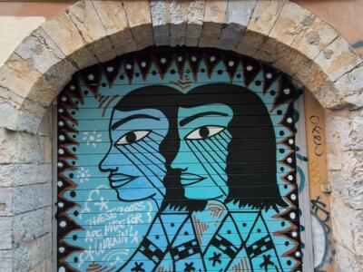 Deux profils bleus sur rideau de fer — Street art à Lyon