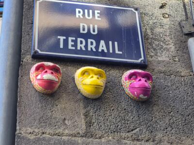 Trois masques de singe, rue du Terrail — Street art à Clermont-Ferrand