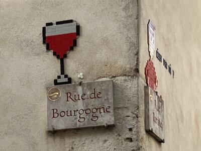 Verre de vin de la rue de Bourgogne — Street art de Mifamosa à Orléans