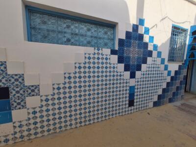 Vague de carreaux à la main de Fatma — Street art à Erriadh