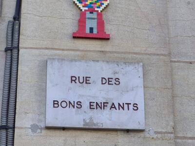 Distributeur de bonbons, rue des Bons Enfants — Street art à Dijon