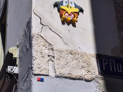 Masque d'oiseau en relief à Bâle — Street art à Basel