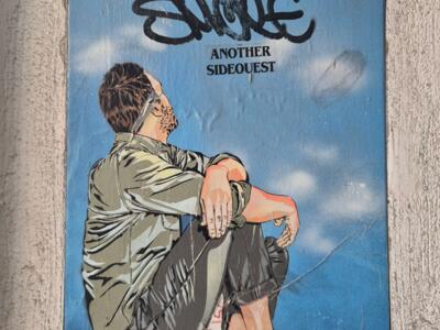 Homme pieds nus face au ciel — Street art à Salzburg